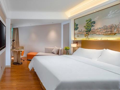 深圳维也纳3好酒店深圳爱榕路店的一张大白色的床,位于酒店客房内