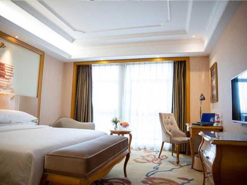 宣州区维也纳国际酒店安徽宣城花园店的酒店客房设有一张床和一个大窗户
