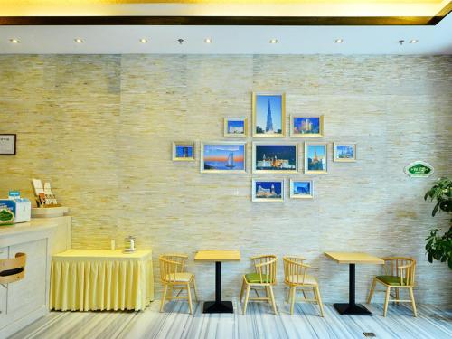 深圳维也纳智好酒店 (深圳中英街店)的一间带桌椅的餐厅以及砖墙