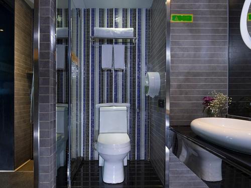 东莞维也纳酒店东莞厚街大道店的浴室配有白色卫生间和盥洗盆。