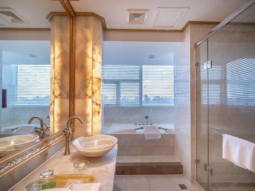 佛山维也纳酒店佛山禅城祖庙店的带淋浴、盥洗盆和浴缸的浴室
