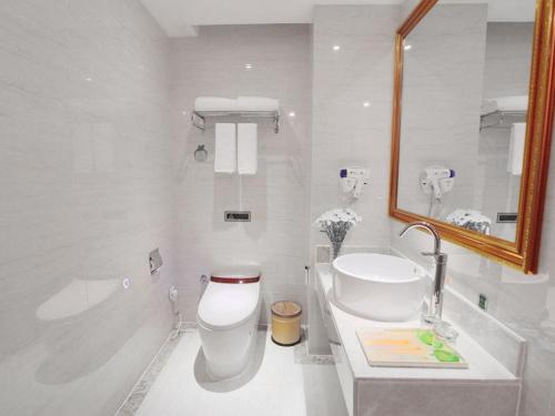 Guzhuting维也纳酒店湖南永州冷水滩区政府广场店的白色的浴室设有卫生间和水槽。
