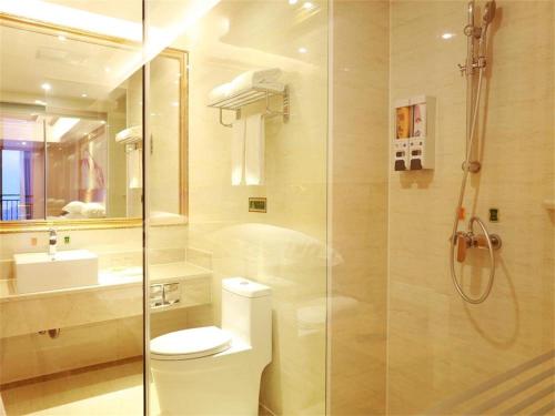 烟台维也纳国际酒店山东烟台长江路星颐广场店的带淋浴、卫生间和盥洗盆的浴室