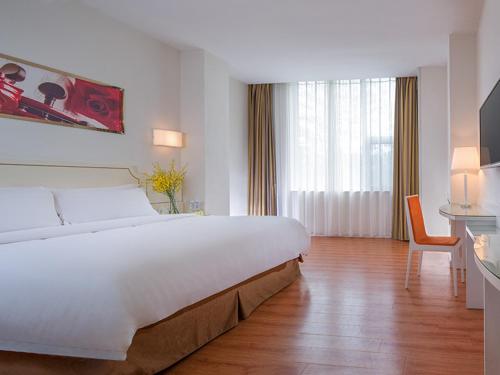 深圳维也纳三好酒店深圳沙嘴路店的酒店客房设有一张大床和一张书桌。