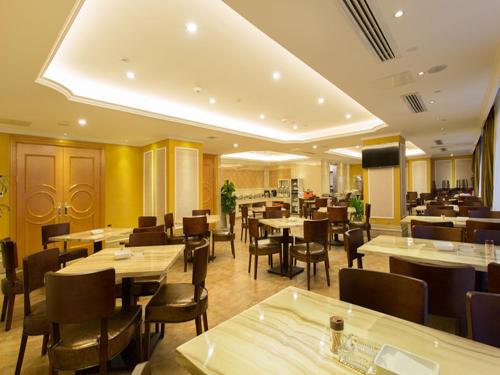 长沙维也纳国际酒店湖南长沙红星店的餐厅内带桌椅的用餐室