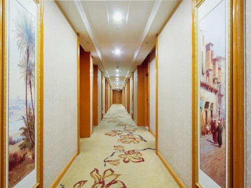 南京维也纳国际酒店江苏南京南站中心店的建筑墙上的走廊上画着一幅画