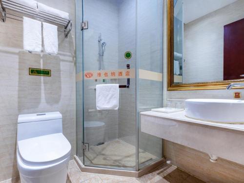 松江维也纳酒店上海松江万达店的浴室配有卫生间、盥洗盆和淋浴。