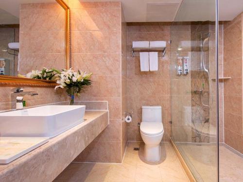 常德维也纳酒店湖南常德武陵大道店的一间带水槽、卫生间和淋浴的浴室