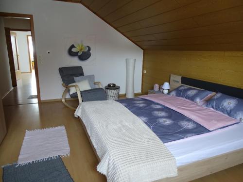 帕德博恩Ferienwohnung am Lippesee的一间卧室,卧室内配有一张大床