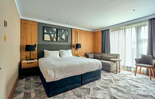 马洛皇冠假日马洛酒店的酒店客房,配有床和沙发