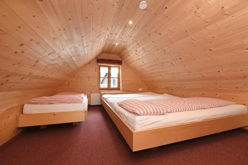 梅劳Der BiscHOF的配有木天花板的客房内的两张床