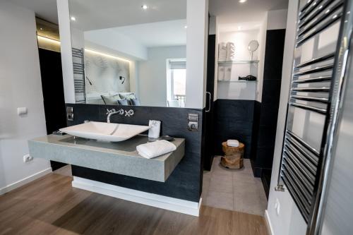 Castellote卡斯特略特酒店的一间带水槽和大镜子的浴室