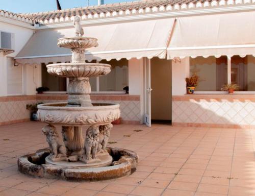 阿特佛Hotel Lindaraja的庭院中央的喷泉