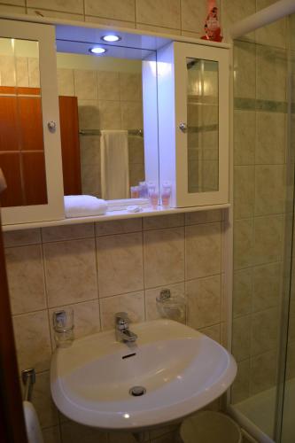 CadenazzoEmilio的一间带水槽和镜子的浴室