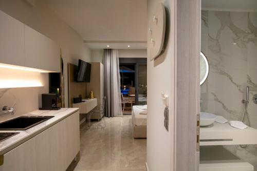斯卡拉伯塔麦斯B&D Luxury Suites的厨房配有水槽和台面