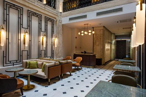 伊斯坦布尔Mest Hotel Istanbul Sirkeci的大堂配有沙发、椅子和桌子
