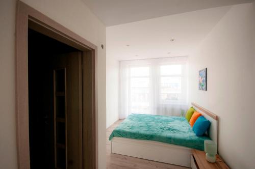 利普托斯基米库拉斯MAYTEX - ubytovanie v 46m2 apartmáne s balkónom的一间卧室配有一张带窗户的床