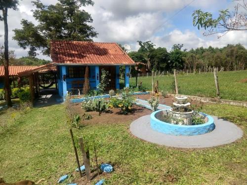 圣代佩德罗chaler Sao Jorge的一座蓝色的房子,在院子里设有喷泉