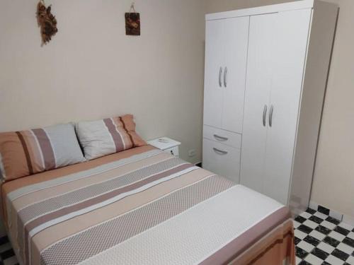 圣代佩德罗chaler Sao Jorge的一间小卧室,配有床和白色橱柜