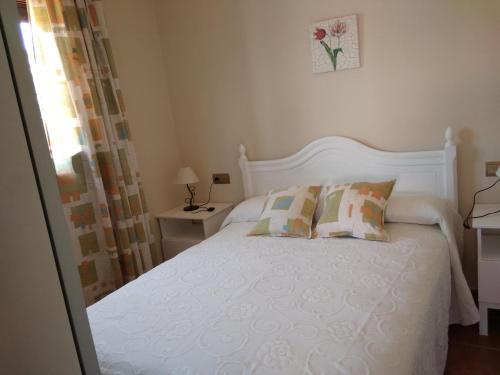 YunqueraLa Revuelta的卧室配有白色的床和2个枕头