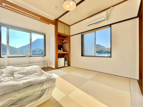 尾道市島宿Nest的一间卧室设有一张床和大窗户