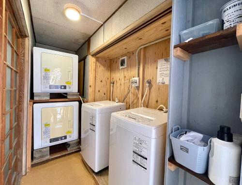 尾道市島宿Nest的洗衣房配有洗衣机和烘干机