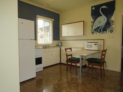 莱克斯恩特伦斯Lakes Entrance Waterfront Cottages with King Beds的相册照片