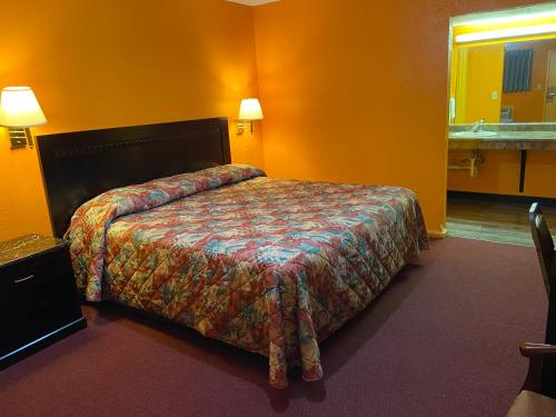 PrattPratt Budget Inn的一间酒店客房,客房内配有一张床