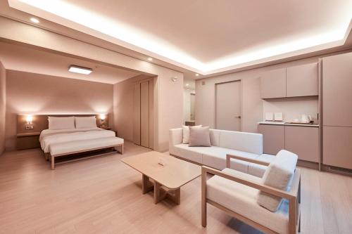 宁越Tops10 Resort Donggang Cistar的客房设有床、沙发和桌子。