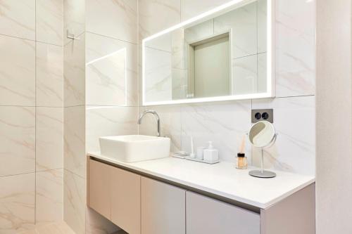 宁越Tops10 Resort Donggang Cistar的白色的浴室设有水槽和镜子