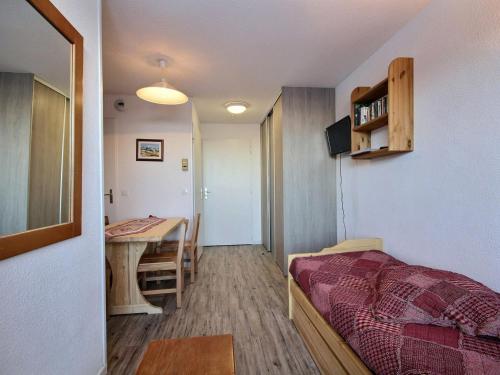 Appartement Plagne Soleil, 2 pièces, 4 personnes - FR-1-455-96的电视和/或娱乐中心