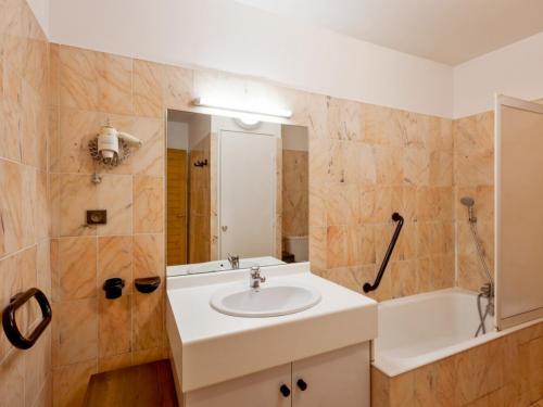 布里德莱班Studio Brides-les-Bains, 1 pièce, 4 personnes - FR-1-512-227的浴室配有盥洗盆和浴缸。