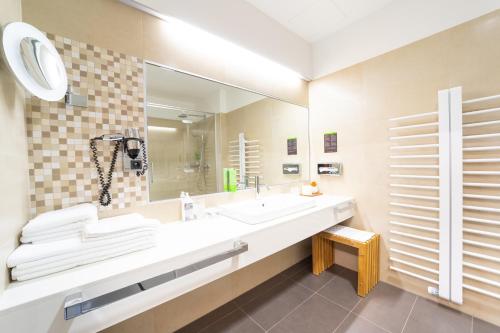 伊德里亚约瑟夫酒店的一间带水槽和镜子的浴室