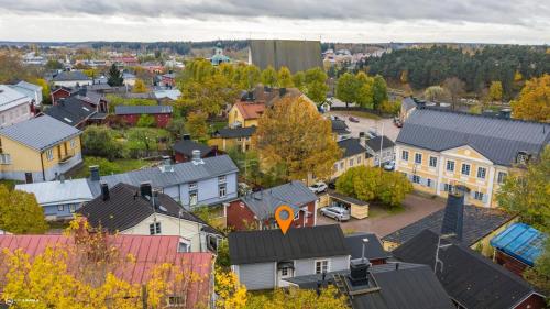 波尔沃Piispan majatalo, pieni erillistalo的享有小镇的空中景致,设有房屋