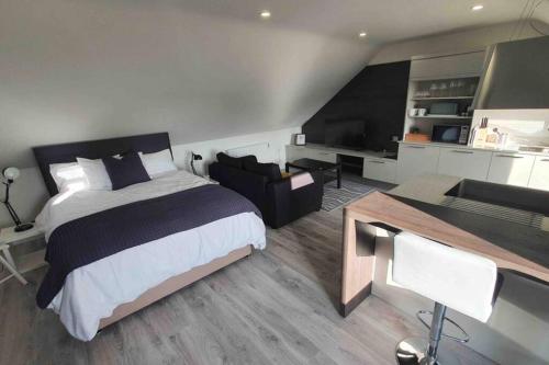 波特拉什The Loft , Portrush的一间卧室设有一张床和一间客厅。