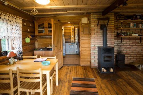 Auri乌鲁西路里度假屋的一间带桌子和燃木炉的用餐室
