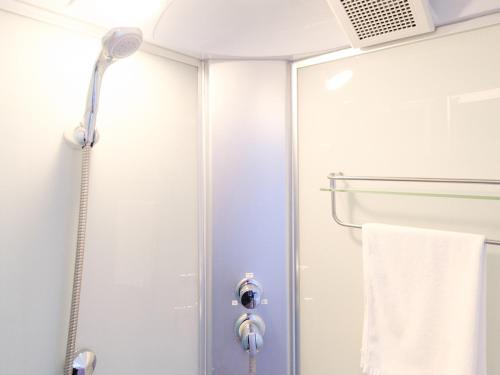 宫古岛Hotel Shion no Umi - Vacation STAY 13823v的玻璃门淋浴和毛巾