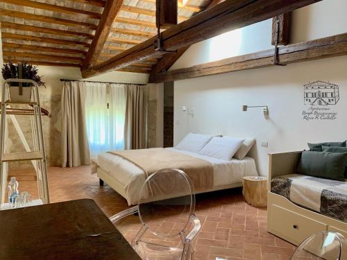 Agriturismo Borgo Buzzaccarini Rocca di Castello客房内的一张或多张床位