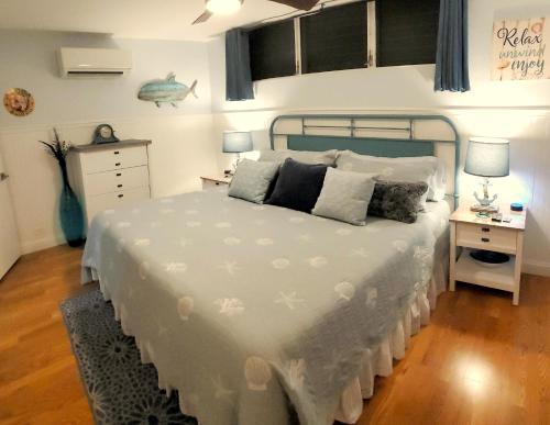 基黑Maui Tranquility II的一间卧室配有一张带白色床罩的大床