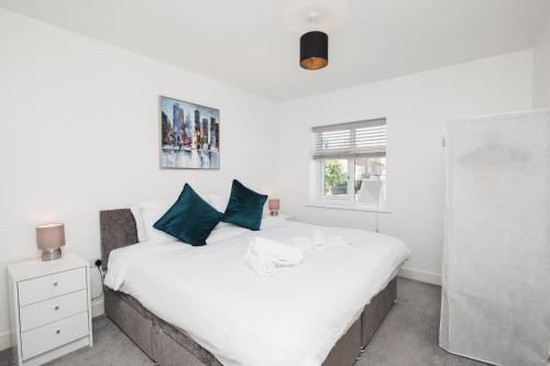 迪德科特NEW 2BD Pontact Flat in the Heart of Didcot的卧室设有一张白色大床和一扇窗户。