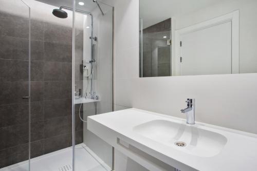 马托西纽什B&B HOTEL Porto Expo Aeroporto的一间带水槽和淋浴的浴室