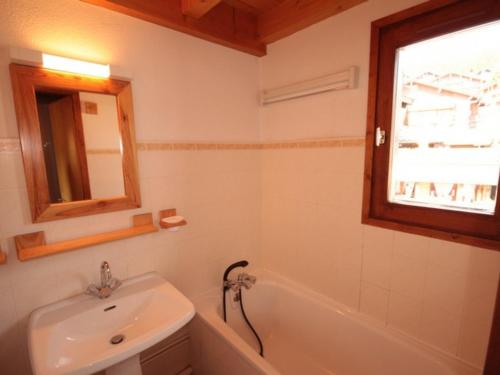 欧特吕斯Appartement Hauteluce, 2 pièces, 6 personnes - FR-1-293-95的一间带水槽、浴缸和镜子的浴室