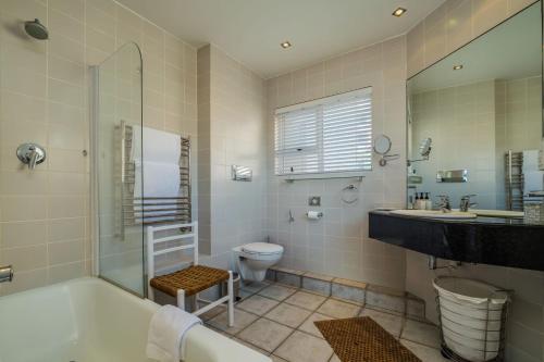 开普敦坎普斯湾特瑞斯顶层公寓的带浴缸、卫生间和盥洗盆的浴室
