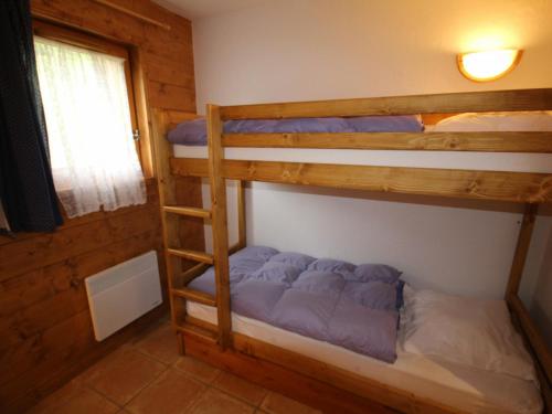 维拉尔叙尔多龙Appartement Villard-sur-Doron, 3 pièces, 6 personnes - FR-1-293-254的小屋内设有一间带两张双层床的卧室