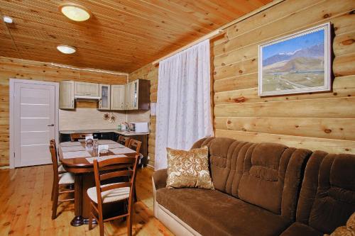 阿尔特巴什Tourist complex Gornoe Ozero的小屋内的客厅配有沙发和桌子