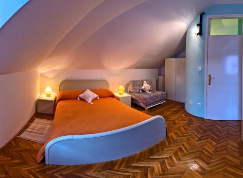 卡什泰拉索莱维别墅酒店的一间卧室配有橙色的床和椅子