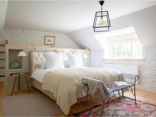 查尔伯里Apple Store Cottage的卧室配有带白色枕头的大床