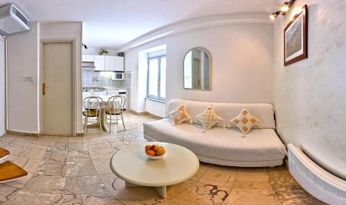 卡什泰拉索莱维别墅酒店的客厅配有沙发和桌子