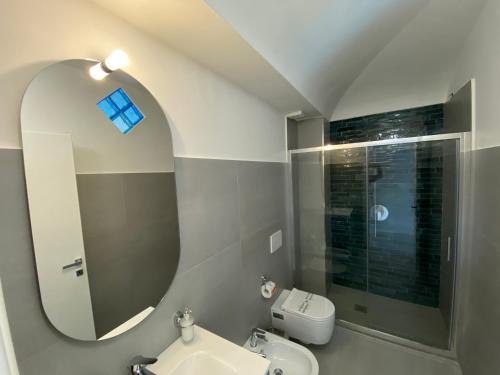 伊斯基亚Clipper Suite的一间带水槽和镜子的浴室