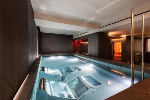 波尔图Eurostars Aliados的游泳池位于酒店客房内,设有浴缸